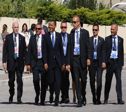 Những vệ sỹ đeo kính đen, mặc vest tháp tùng Tổng thống Barack Obama. 